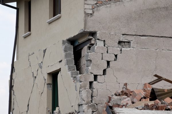 Quake damaged home 